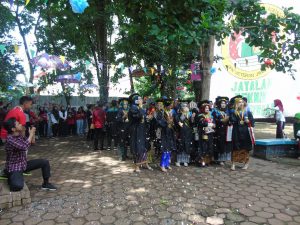 Kegiatan arak-arakan menyambut serta mengapresiasi wisudawan/ti teknik lingkungan pada Wisuda Periode II TA. 2019/2020 UPN “Veteran” Jawa Timur