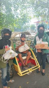 Pembagian SEMBAKO oleh HIMA-TL bagi orang yang membutuhkan disekitar wilayah UPN “Veteran” Jawa Timur