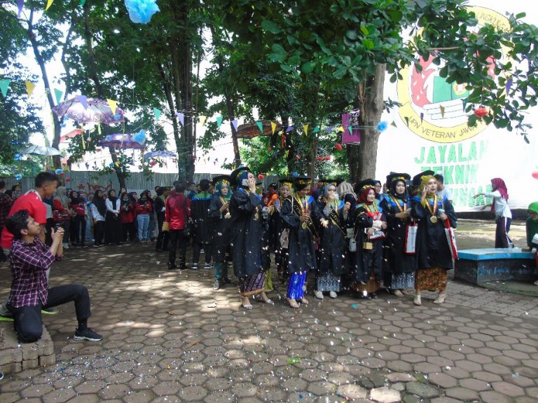 Kegiatan arak-arakan menyambut serta mengapresiasi wisudawan/ti teknik lingkungan pada Wisuda Periode UPN “Veteran” Jawa Timur