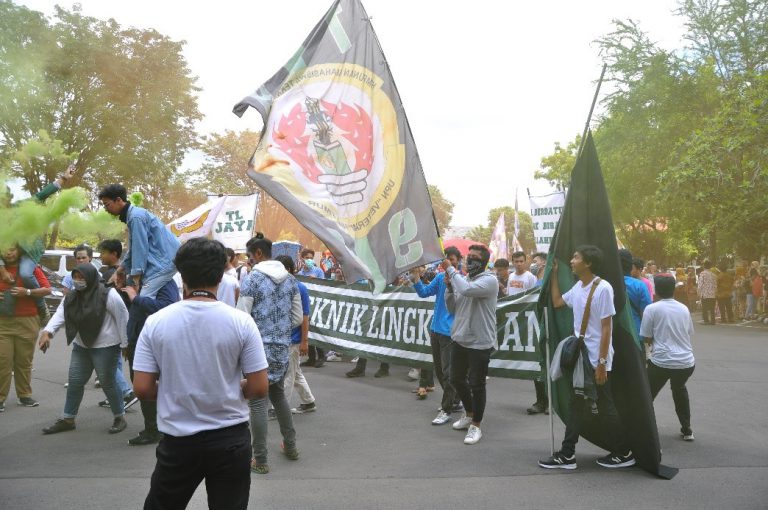 Kegiatan arak-arakan menyambut serta mengapresiasi wisudawan/ti teknik lingkungan pada Wisuda UPN “Veteran” Jawa Timur