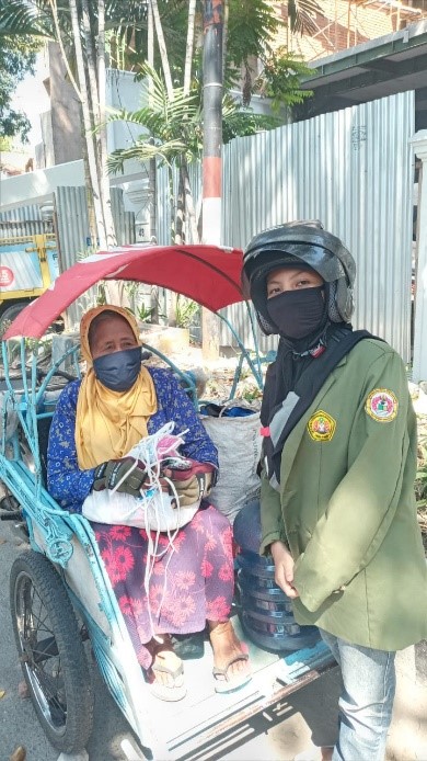 Pembagian SEMBAKO oleh HIMA-TL bagi orang yang membutuhkan disekitar wilayah UPN “Veteran” Jawa Timur